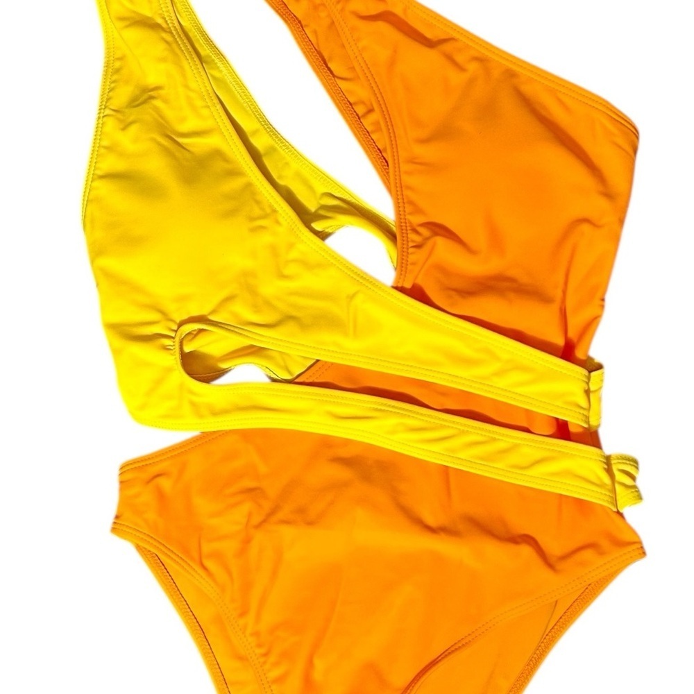Cutout & Color! 🔥 One-Shoulder Swimsuit Size S – Poolside Perfection! - Picture 3 of 9
